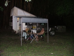 L'arrivée de la nuit rafraichit à peine la chaleur étouffante de la journée. On est quand même paré contre une averse éve