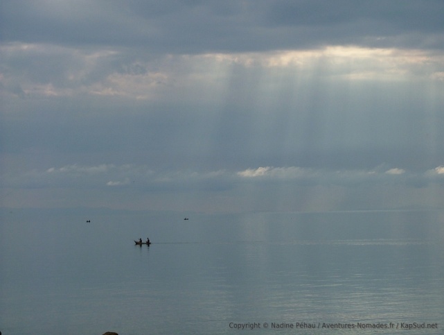 A l'horizon, on distingue à peine le ciel des flots