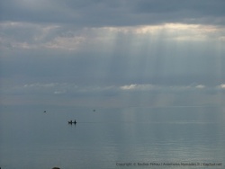 A l'horizon, on distingue à peine le ciel des flots