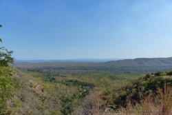 On voit bien que la piste reste en haut de l'escarpement qui précède le lac Kariba