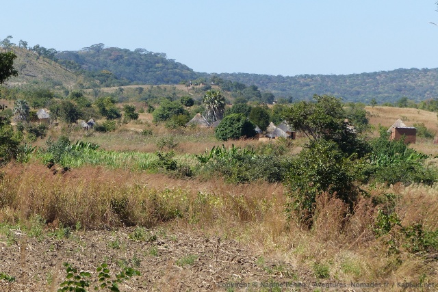 Les cultures et habitations des villageois transforment joliment les paysages