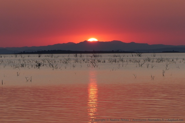 Même le lac Kariba donne l'impression de s'embraser sous les rayons incandescents
