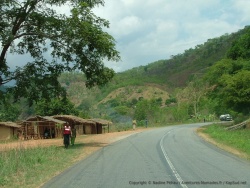 Tout le long de la route, on trouve des habitations
