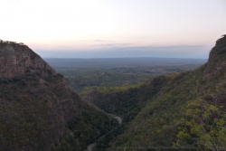 La vue à couper le souffle depuis l'escarpement, mérite amplement le détour