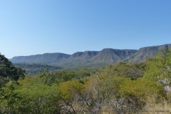D'en bas, on prend la mesure de la barrière infranchissable que représente l'escarpement