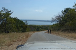 Nous retrouvons enfin le lac Kariba et le goudron en arrivant sur Mbilizi