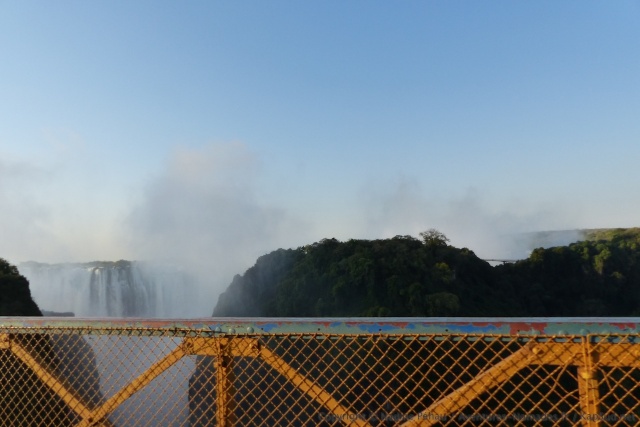 Un dernier coup d'oeil aux chutes Victoria en passant sur le pont qui les enjambe
