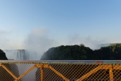 Un dernier coup d'oeil aux chutes Victoria en passant sur le pont qui les enjambe
