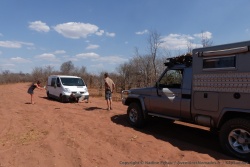 Mathilde et Antoine que nous avons rencontrés à Hwange, ensablés avec leur fourgon pas 4x4
