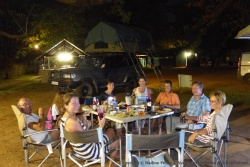 Une belle soirée entre voyageurs rencontrés par hasard ou sur les forums