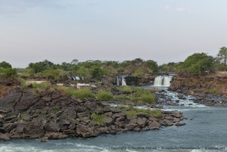 Situées sur l'autre rive, les chutes de Ngonye nécessitent de s'y rendre en bateau