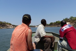 En expédition sur le Zambèze pour les chutes de Ngonye