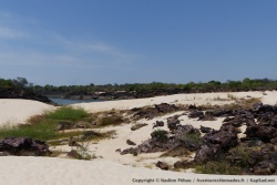 Avant d'arriver il faut gravir des dunes de sable blanc mêlées aux rochers