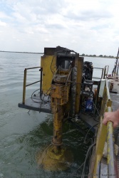 On prie pour que le moteur crasseux et bien fatigué du ferry tienne jusqu'à l'autre rive