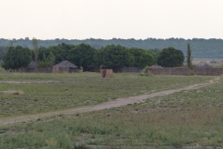 Au milieu des immenses plaines, des cases rassemblées en hameau