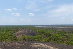 Depuis le sommet du rocher, nous avons un point de vue fantastique sur le parc et la rivière de Kafue