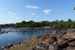 Le panoram sur la rivière Kafue devient plus accidenté et donc plus spectaculaire