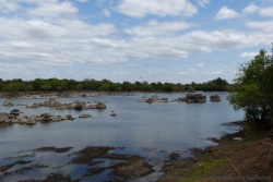 Les affleurements rocheux ajoutent du relief au panorama de la rivière 