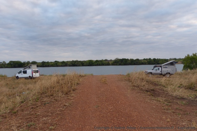 Notre bivouac sauvage sur la Kafue avec Mathilde et ANtoine