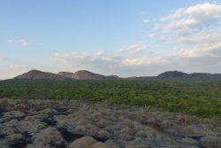 Les montagnes de granit, comme des îles émergeant de l'océan de verdure