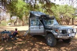Petit déjeuner avec les girafes depuis notre camping à Lusaka