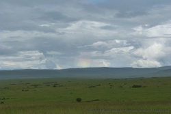 Une lueur d'arc-en-ciel se devine au loin