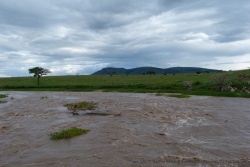 La Sand River, aux remous agités, marque la frontière entre les 2 pays