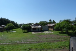 La région est très cultivée et donc très habitée