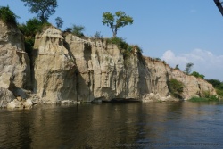 Des sortes de falaises surplombent le fleuve