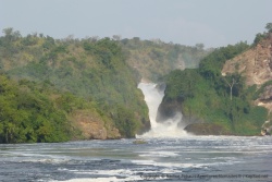 On voit bien la faille qui provoque ces célèbres chutes d'eau