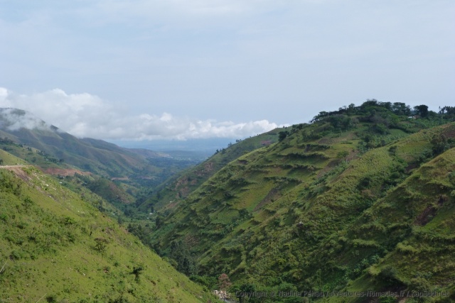 Les montagnes impressionnantes de la Semliki Valley