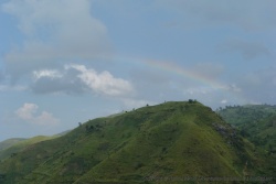 Un arc en ciel domine la montagne