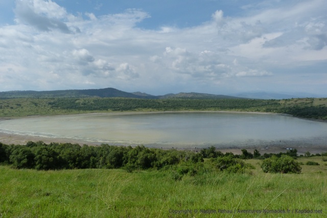 Juste avant d'entrer au Queen Elizabeth National Park, un dernier lac de cratère, immense