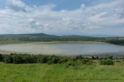 Juste avant d'entrer au Queen Elizabeth National Park, un dernier lac de cratère, immense