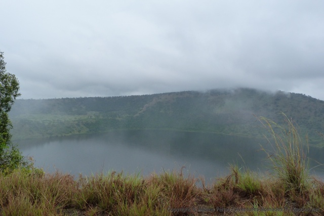Un lac de cratère surgit de la brume ambiante