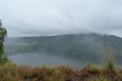 Un lac de cratère surgit de la brume ambiante