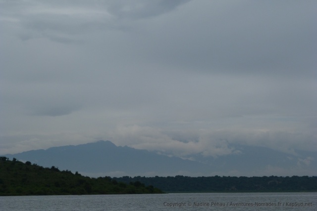 Les montagnes embrumées en toile de fond de cette croisière