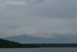 Les montagnes embrumées en toile de fond de cette croisière