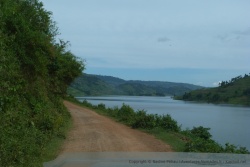 Une petite piste longe le lac sur une vingtaine de kilomètres