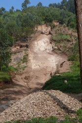 Les hommes creusent la montagne dans des conditions à peine croyables pour construire les routes
