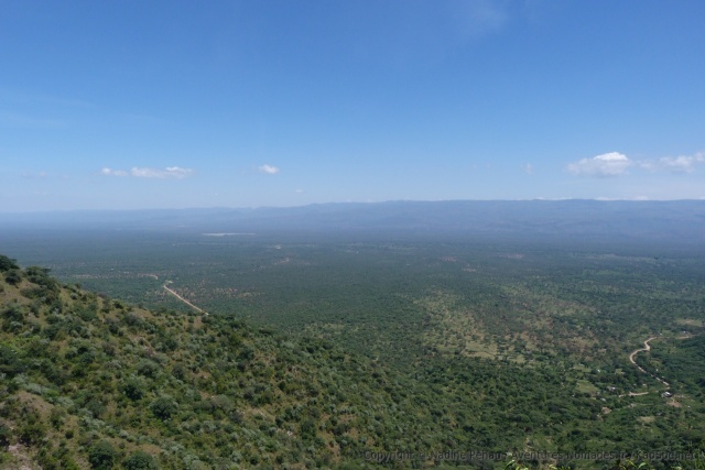 A nos pieds, la vallée de Kerio s'étend entre deux chaines de montagnes
