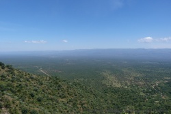 A nos pieds, la vallée de Kerio s'étend entre deux chaines de montagnes