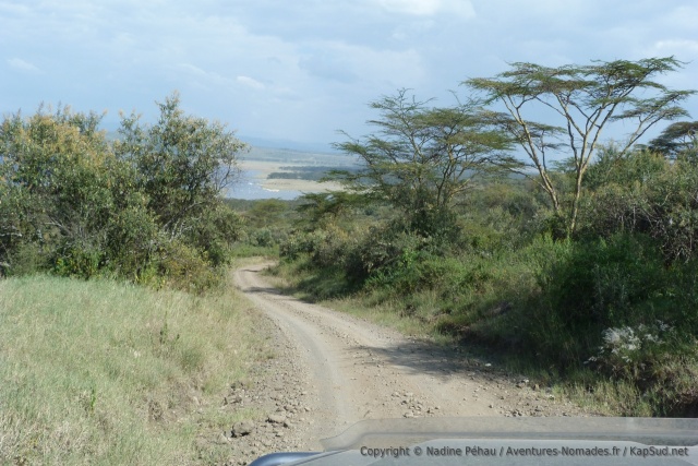 Une fois la colline franchie, nous replongeons vers le lac Nakuru