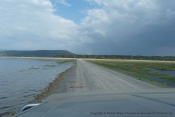 D'un côté le lac Nakuru, de l'autre les plaines encore inondées