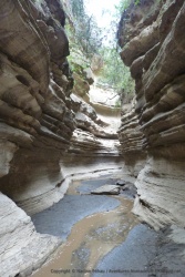 On voit bien que les éléments naturels ont sculpté la roche