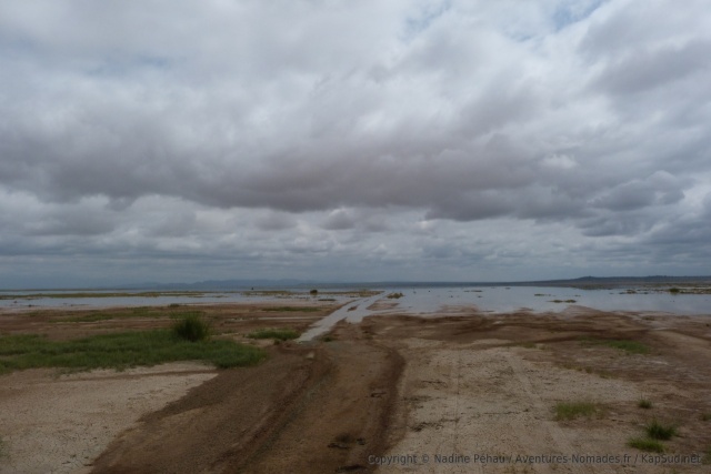 La piste est recouverte par le lac d'Amboseli, qu'on peut traverser mais on n'est pas en saison séche