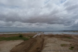 La piste est recouverte par le lac d'Amboseli, qu'on peut traverser mais on n'est pas en saison séche