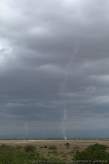 Des mini-tornades envahissent le ciel menaçant