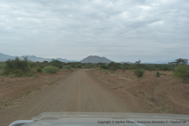 Beaux décors montagneux sur la piste reliant directemnt Amboseli à Tsavo Ouest