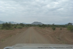 Beaux décors montagneux sur la piste reliant directemnt Amboseli à Tsavo Ouest